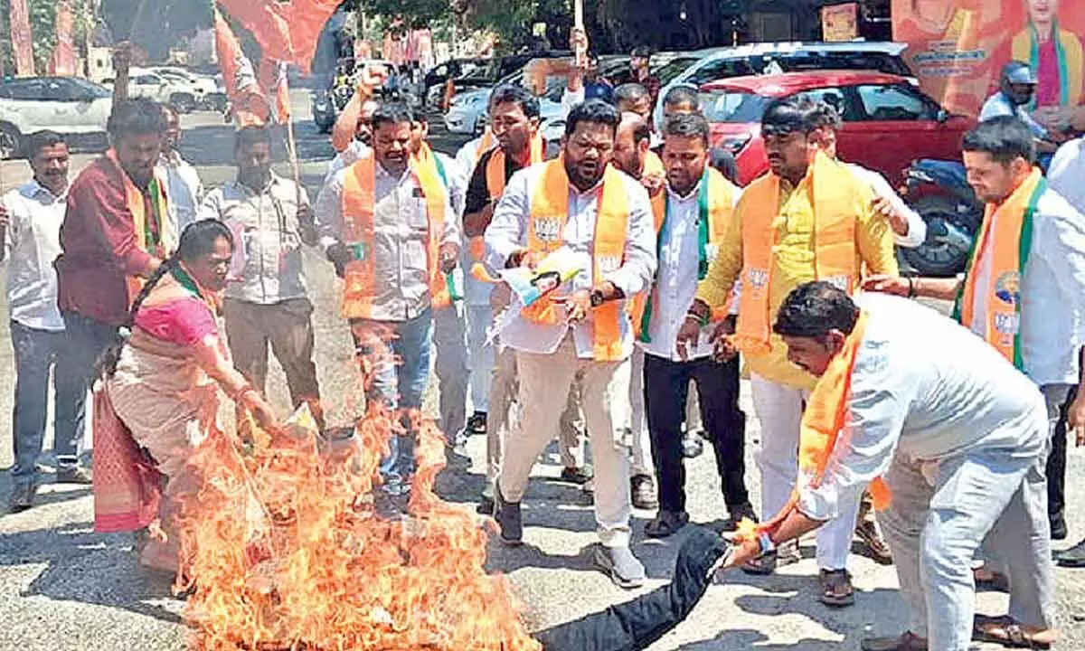 TG BJP holds protest against disrespect shown to Prez in West Bengal TG BJP holds protest against disrespect shown to Prez in West Bengal