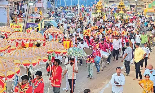 Lord Rajarajeshwara Rathotsavam draws devotees in Vemulawada