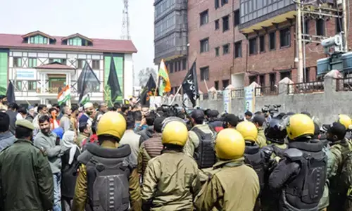 Police stop Cong protest march in Srinagar over US-India trade deal, Iran issue Police stop Cong protest march in Srinagar over US-India trade deal, Iran issue