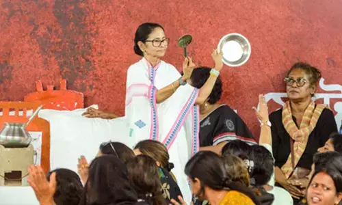 Bengal CM accuses BJP of distributing PM Modis rally leaflets at her sit-in demonstration site