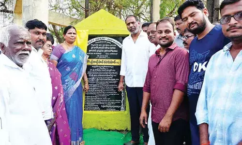 Energy Minister distributes bicycles to students