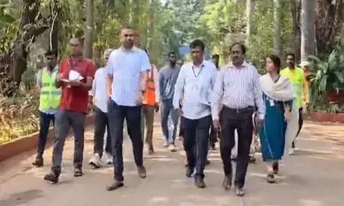 GHMC Commissioner conducts surprise inspection at Indira Park