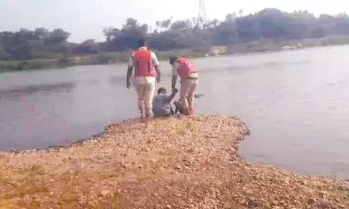 Interfaith couple attempts suicide by jumping into Tungabhadra river