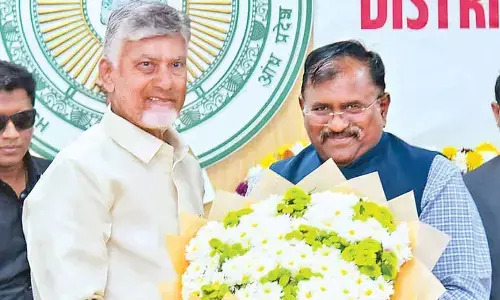 Naidu praises 7 dist collectors