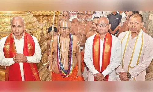 46th jeer of Ahobila Mutt offers prayers at Tirumala
