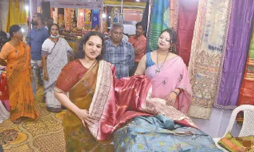 Cyberabad municipal commissioner inaugurates ‘Indian Silk Gallery’