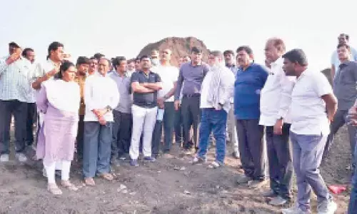 Ponnam Prabhakar inspects Karimnagar dumping yard, assures relocation