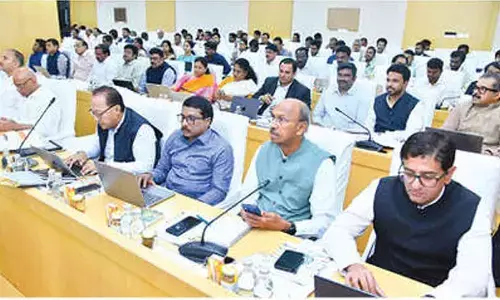 Chandrababu cracks whip on bureaucracy at collectors’ meet