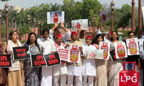 Opposition MPs Demonstrate Outside Parliament Over LPG Shortage and Rising Prices