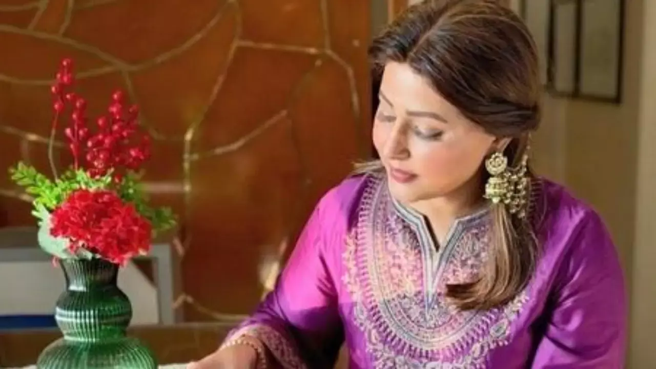 Hina Khan delights fans with street-style chaat indulgence on social media