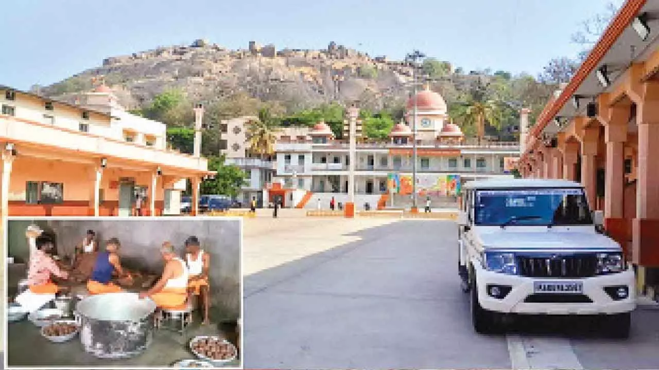 Firewood cooking continues at Siddaganga Mutt feeding thousands daily Firewood cooking continues at Siddaganga Mutt feeding thousands daily