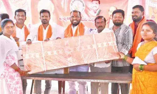 Karimnagar Mayor hands over tool kits to trained artisans
