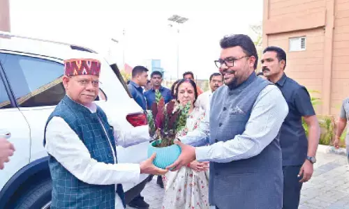 Governor gets warm welcome at Amrabad