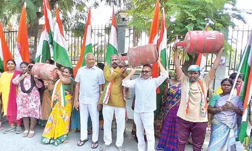 Cong protests against gas crisis