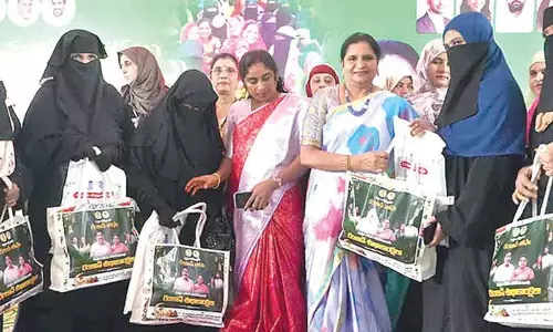 Ponguru Ramadevi distributes Ramzan gifts Ponguru Ramadevi distributes Ramzan gifts