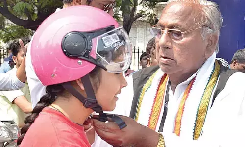VH offers helmets to bikers to promote safe driving VH offers helmets to bikers to promote safe driving