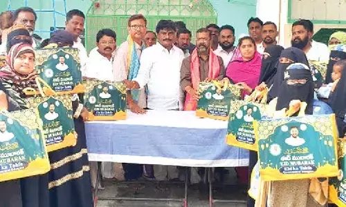 MLA Naini Rajender Reddy distributes Ramzan Tofa kits in Hanumakonda MLA Naini Rajender Reddy distributes Ramzan Tofa kits in Hanumakonda