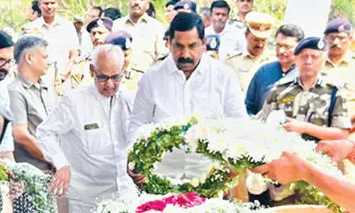 Nagaraju pays last respects to former DGP Dora Nagaraju pays last respects to former DGP Dora