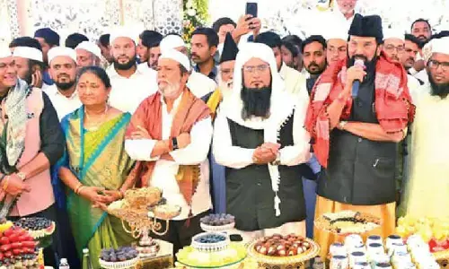 Jagga Reddy hosts grand iftar party in Sangareddy