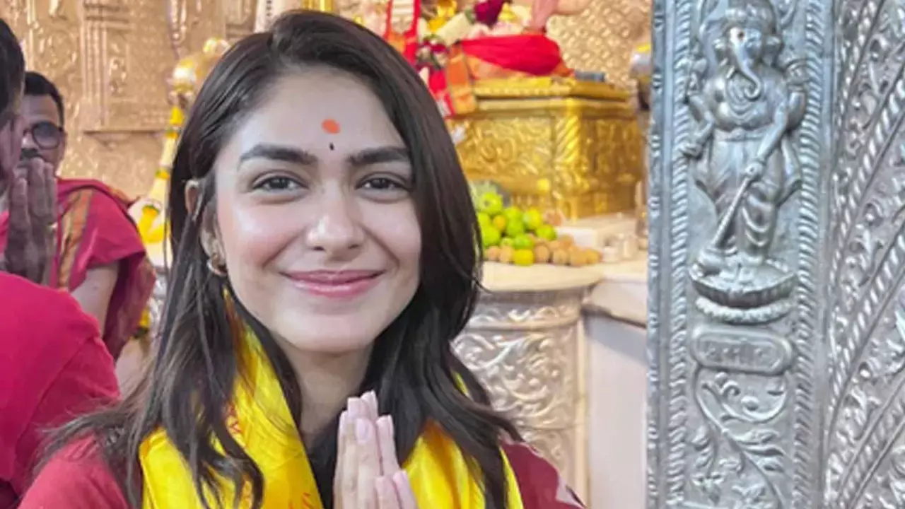 Mrunal Thakur seeks Bappas blessings during her visit to Pune