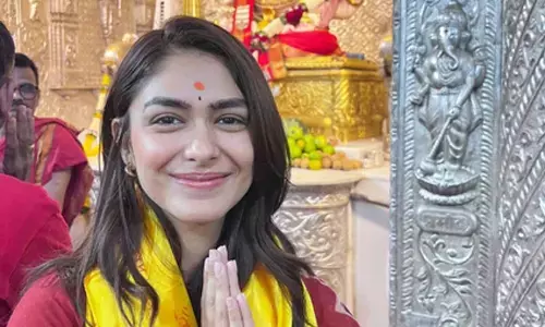 Mrunal Thakur seeks Bappas blessings during her visit to Pune