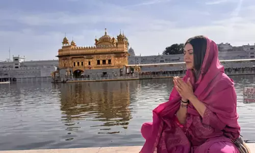 Hansika Motwani spends some peaceful time at the Golden Temple after divorce