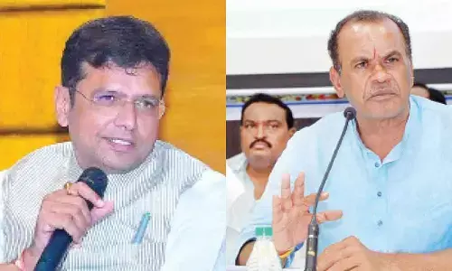 Ministers Sridhar Babu, Komatireddy chit-chats spark political debate