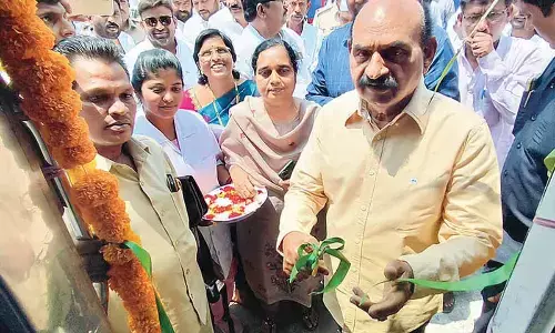 Minister inaugurates free bus travel in Nandyal