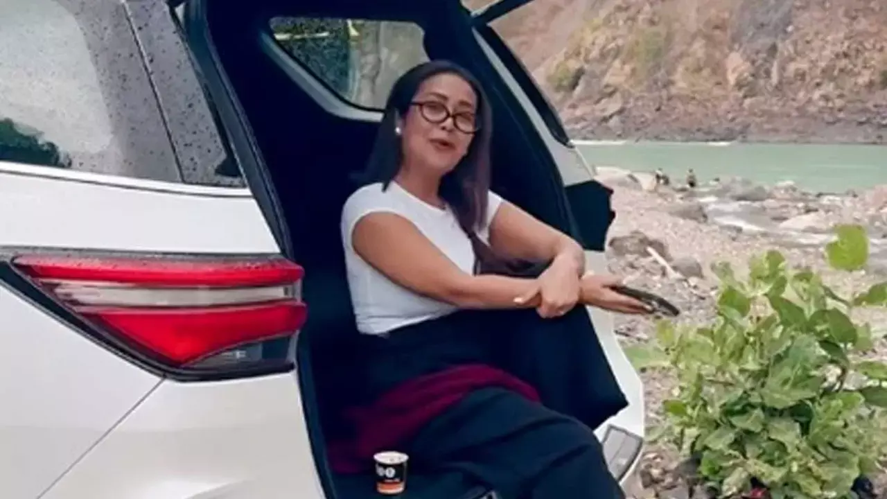 Neha Kakkar enjoys barish & chai with a beautiful rendition of Arijit Singhs Tumse Behtar Neha Kakkar enjoys barish & chai with a beautiful rendition of Arijit Singhs Tumse Behtar