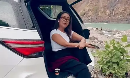 Neha Kakkar enjoys barish & chai with a beautiful rendition of Arijit Singhs Tumse Behtar