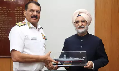 Navy chief Dinesh K Tripathi presents ceremonial memento to Delhi L-G TS Sandhu