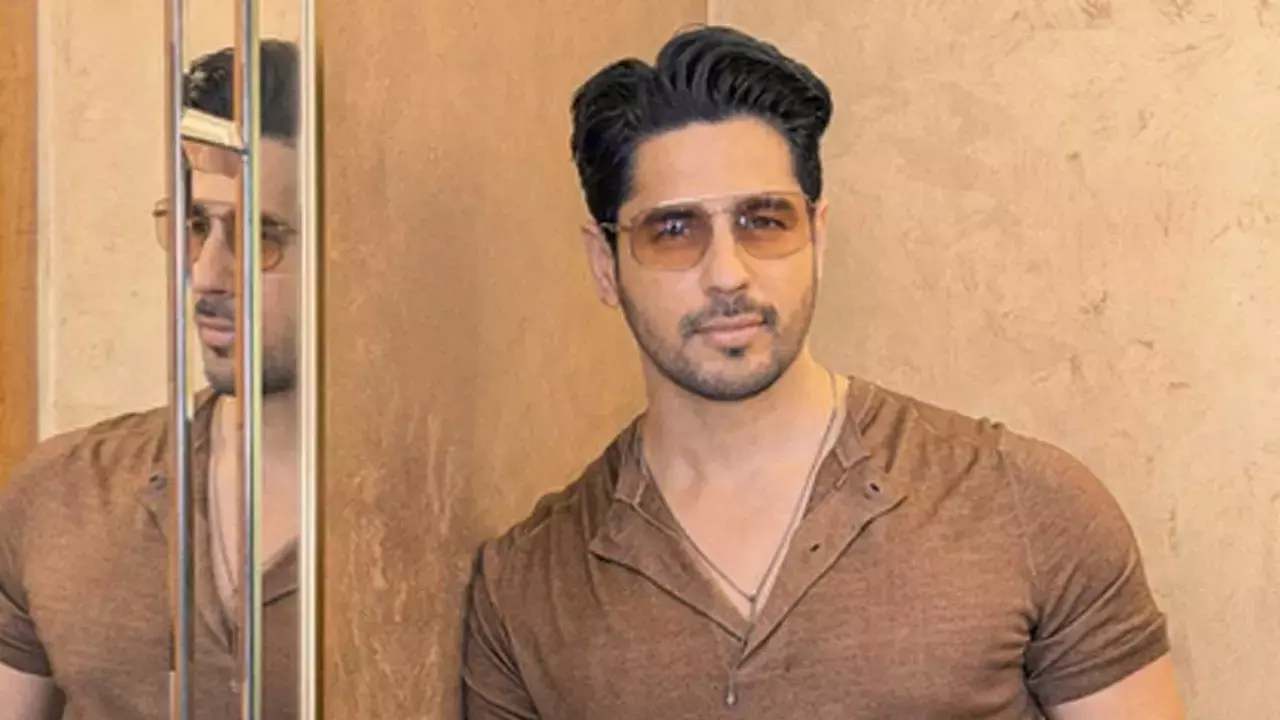 Sidharth Malhotra, Madhuri Dixit, Akshay Kumar & others wish on Eid & Navroze Sidharth Malhotra, Madhuri Dixit, Akshay Kumar & others wish on Eid & Navroze
