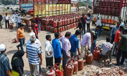 LPG crunch continues, but panic buying eases
