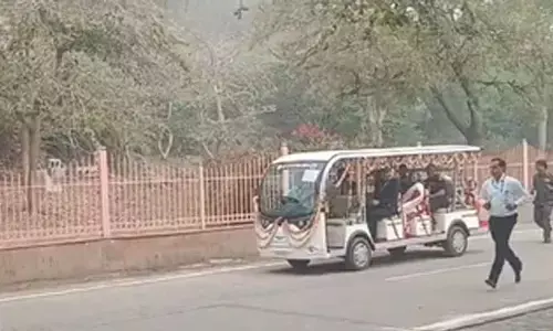 President Murmu arrives at Goverdhan Parvat, performs 21-km Parikrama in golf cart President Murmu arrives at Goverdhan Parvat, performs 21-km Parikrama in golf cart