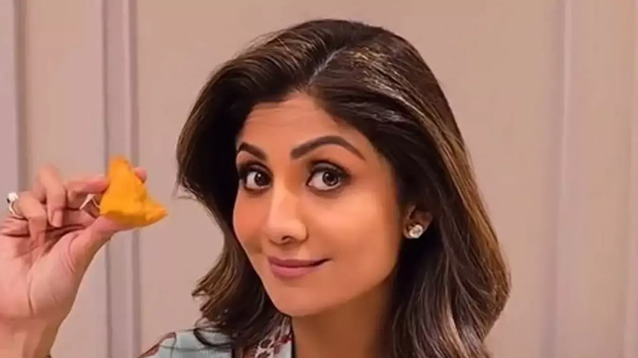 Shilpa Shettys Sunday binge is all about Samosa love Shilpa Shettys Sunday binge is all about Samosa love