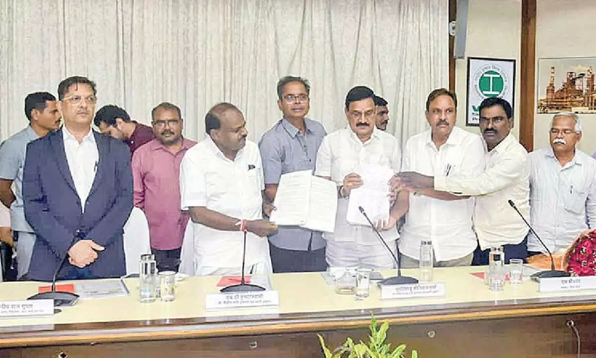 Trade union leaders submit representation to Union Ministers Trade union leaders submit representation to Union Ministers