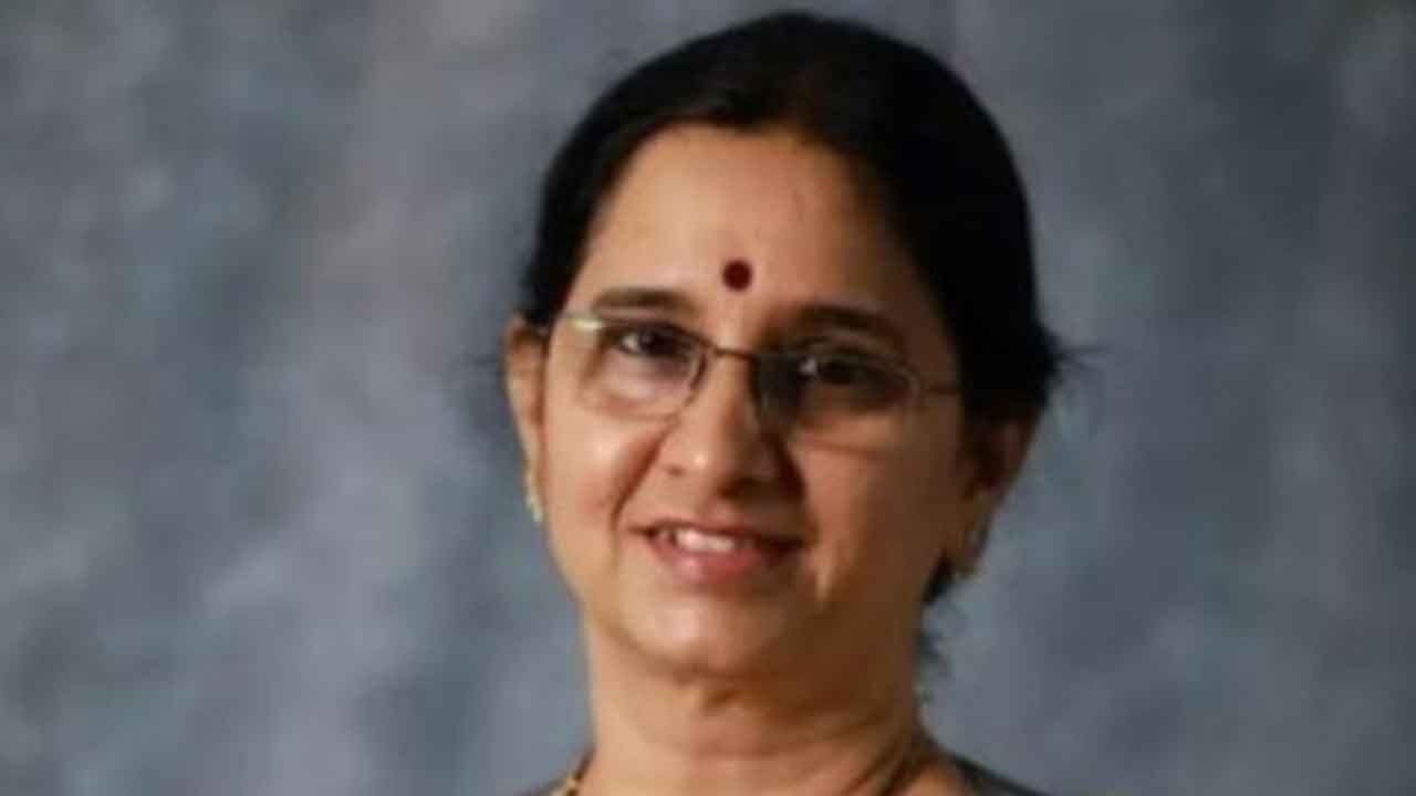 Prof Anuradha takes charge as acting VC of UoH