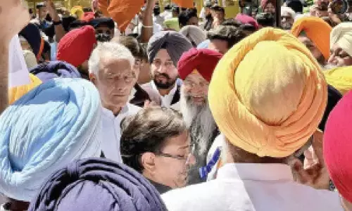 Pb BJP leaders meet Guv, seek CBI probe Pb BJP leaders meet Guv, seek CBI probe