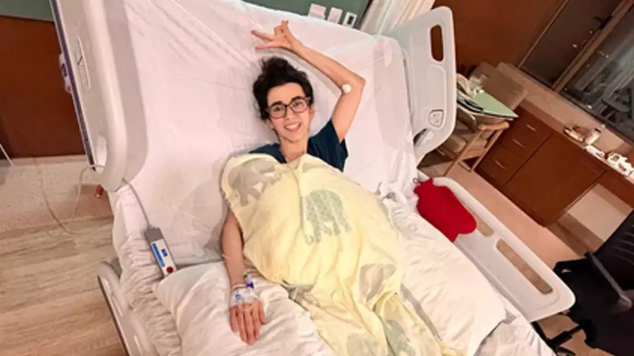 Hrithik Roshan keeps Saba Azads spirits up as she gets hospitalized from parasitic infection