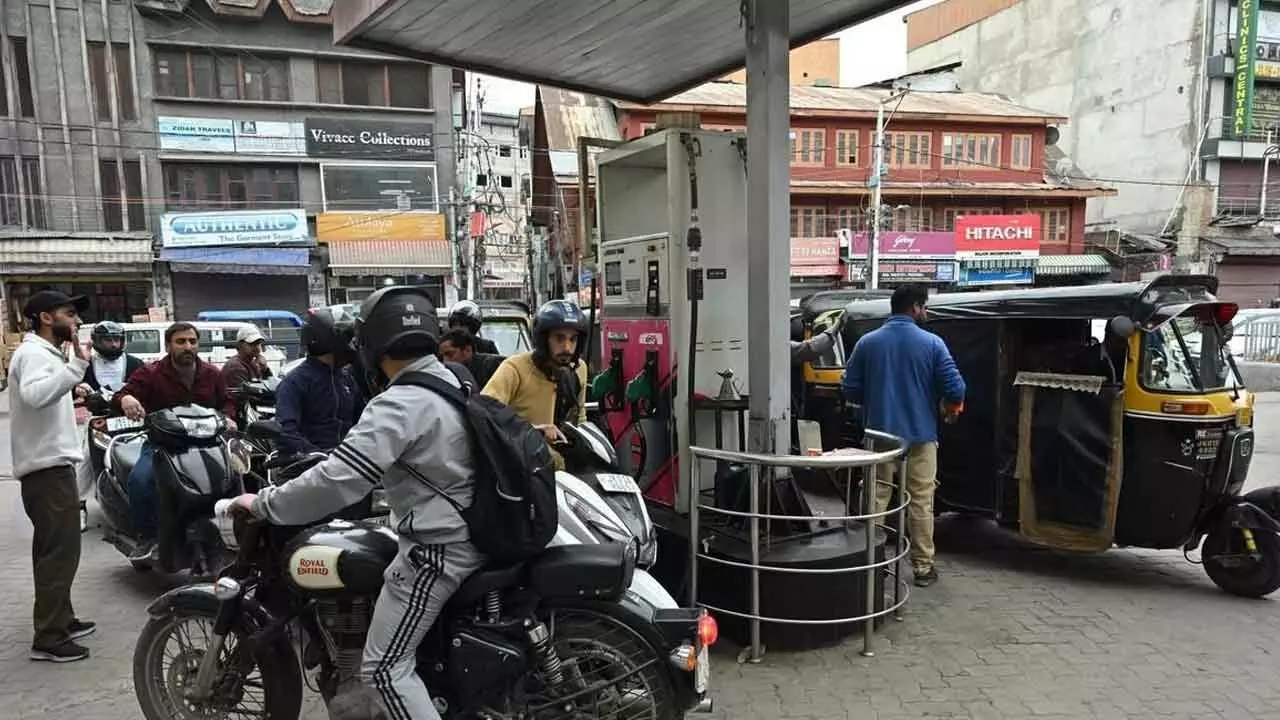 भारत के पास 60 दिनों का तेल भंडार, 1 महीने की एलपीजी आपूर्ति: सरकार