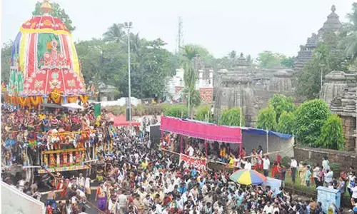 Thousands of devotees pull Rukuna Rath