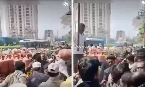 Enraged over the ‘shortage’, residents grab LPG cylinders off delivery vehicle Enraged over the ‘shortage’, residents grab LPG cylinders off delivery vehicle