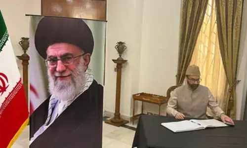 Delegation of Muslim scholars led by Mirwaiz Umar Farooq calls on Iran ambassador