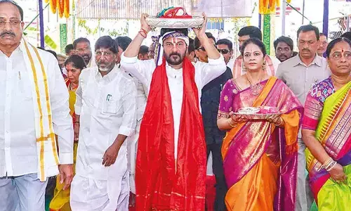 CM presents silk clothes to presiding deities CM presents silk clothes to presiding deities