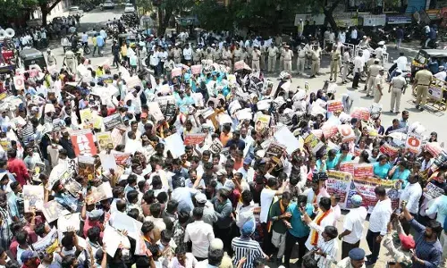 AKSSA members stage massive protest