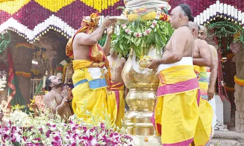 Dwajarohanam marks opening of Brahmotsavams at Vontimitta