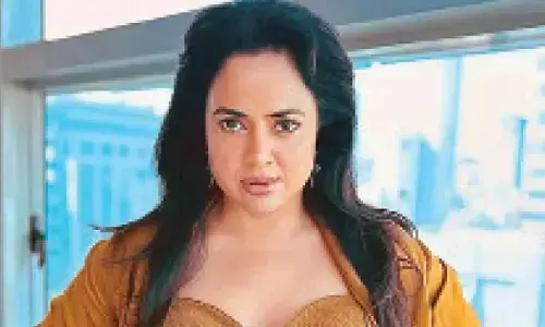 Sameera Reddy struggles to walk amid Mumbai traffic, says ‘forgot how hectic it is’