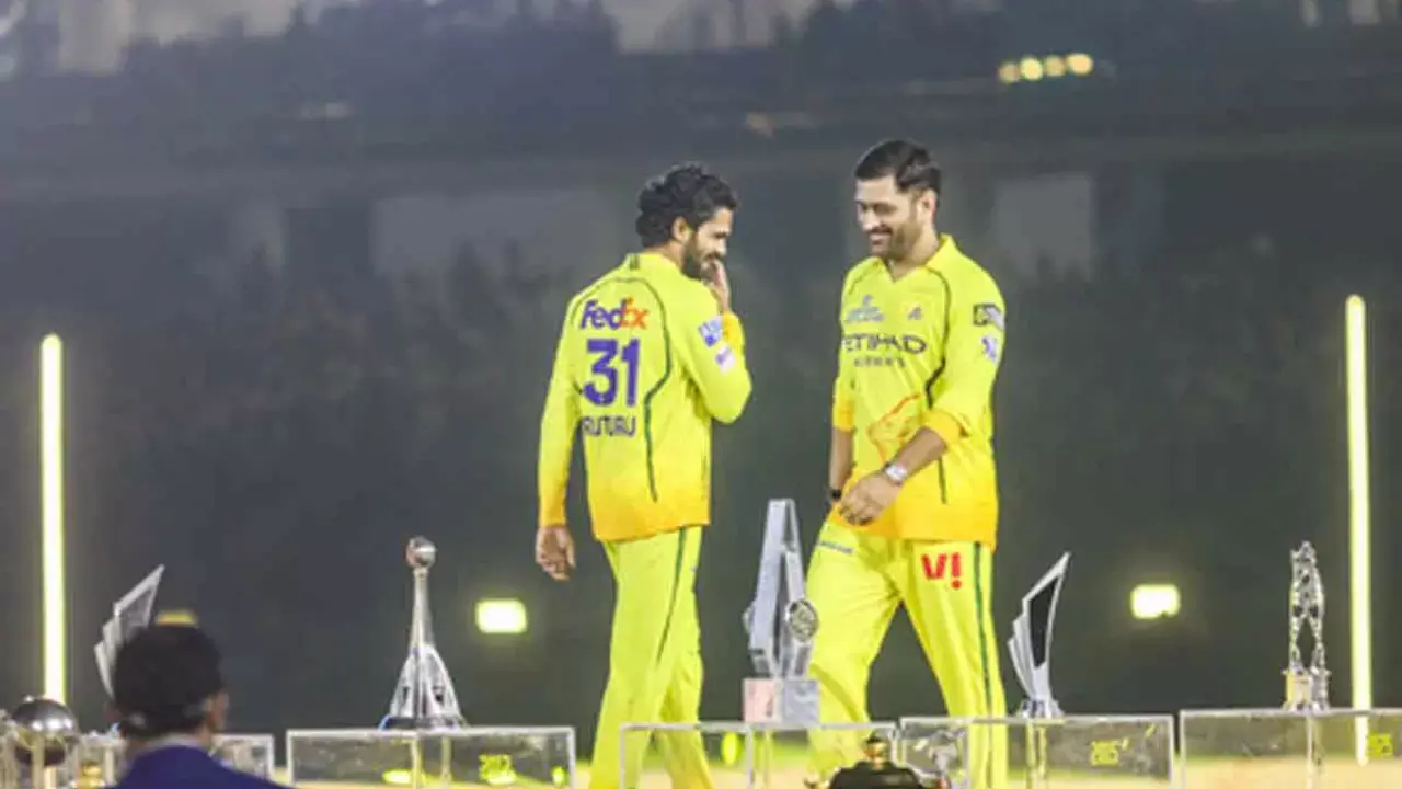 Deep down, he knows what the right answers are: Hussey on Dhoni’s unmatched cricketing instinct Deep down, he knows what the right answers are: Hussey on Dhoni’s unmatched cricketing instinct