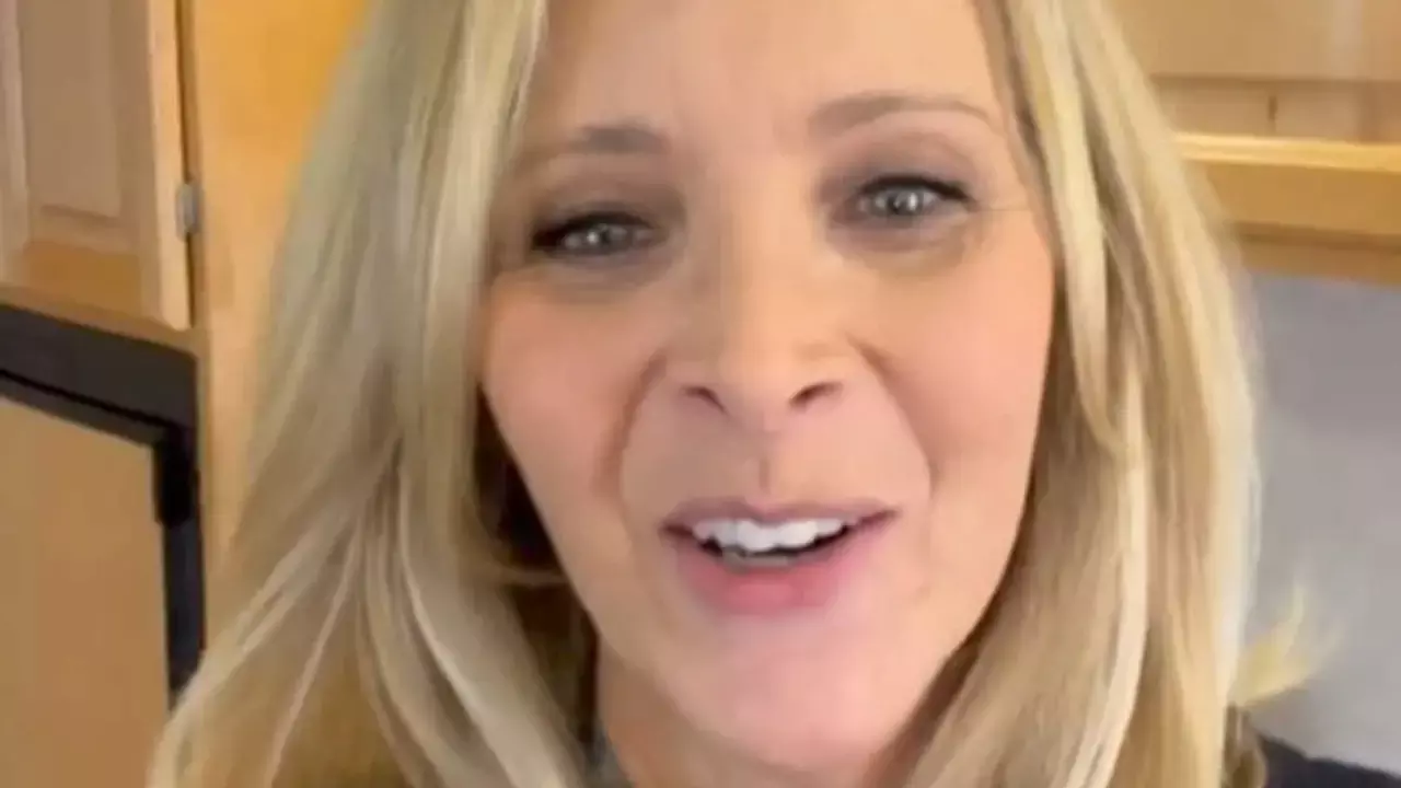 Lisa Kudrow talks about getting ‘embarrassed for watching ‘Friends’ in front of her family