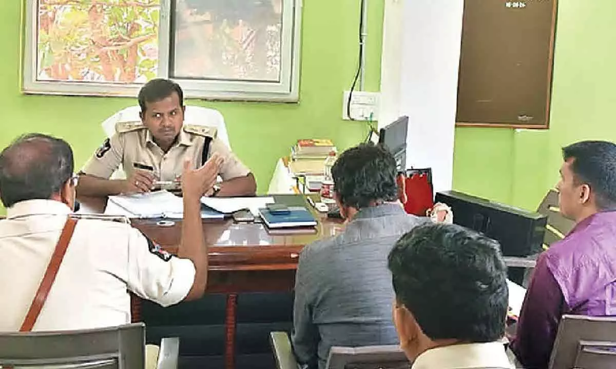 SP visits Dharmavaram Rural circle office SP visits Dharmavaram Rural circle office